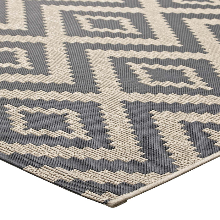 Jagged Geometric Diamond Trellis 5x8 Indoor and Outdoor Area Rug